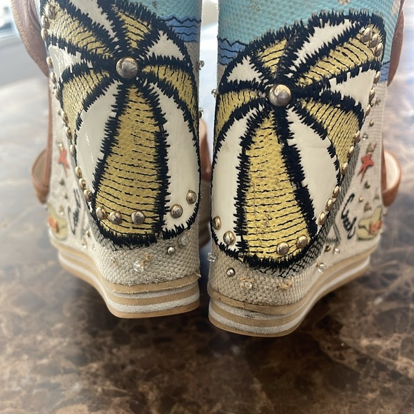 Coach - Picture 5 of 6